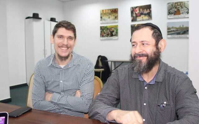 Zushi Plietnov, à gauche, originaire de Luhansk, en Ukraine, et Yasha Virin, à droite, de Donetsk, dans la synagogue de Donetsk à Kiev, le 14 janvier 2020 (Crédit : Sam Sokol/Times of Israel)