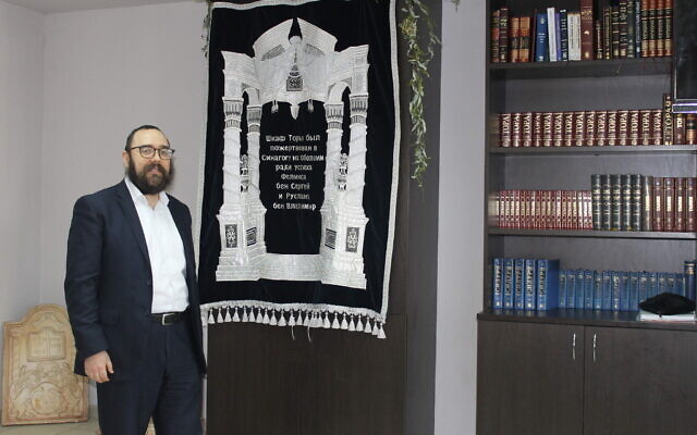 Le rabbin Shalom Gopin de Luhansk, en Ukraine, dans sa nouvelle synagogue du quartier d' Obolonskyi à Kiev, le 14 janvier 2020 (Crédit : Sam Sokol/Times of Israel)