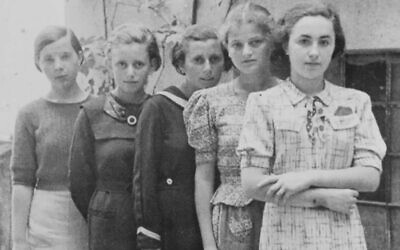 De gauche à droite : une fille non identifiée, Anna Herskovicova, une autre fille non identifiée, Lea Friedmann, et Debora Gross (la sœur d'Adela), vers 1936. (Avec l'aimable autorisation de Heather Dune Macadam)
