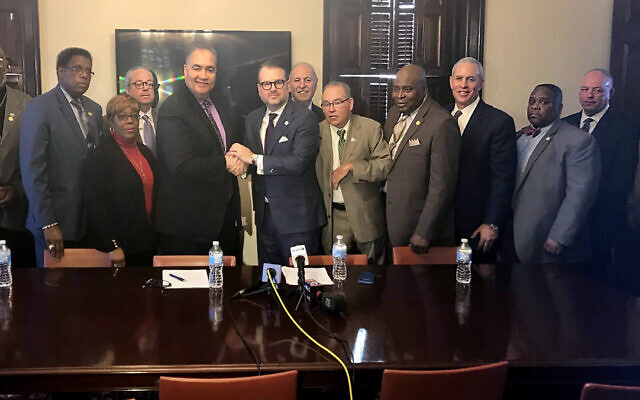 Les leaders du New Jersey de l'ADL et du NAACP annoncent une initiative conjointe de lutte contre les haines chez les responsables publics (Autorisation : ADL via JTA) Les leaders du New Jersey de l'ADL et du NAACP annoncent une initiative conjointe de lutte contre les haines chez les responsables publics (Autorisation : ADL via JTA)