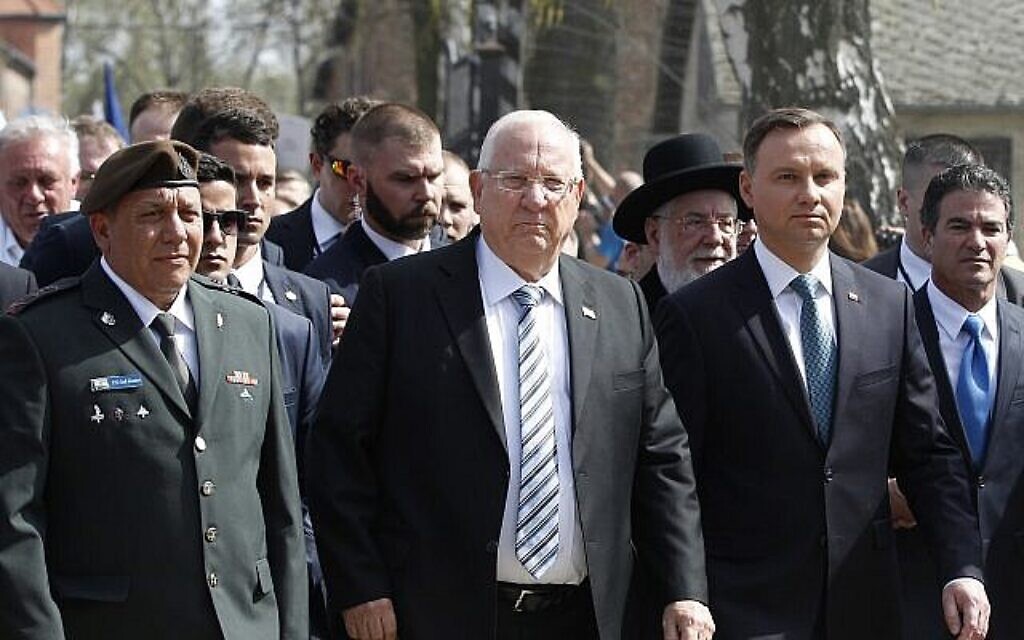 Le président polonais Andrzej Duda, (à gauche), et le président israélien Reuven Rivlin, (au centre), participent à la Marche des vivants, une marche annuelle de commémoration de la Shoah entre les anciens camps de la mort d'Auschwitz et de Birkenau, à Oswiecim, en Pologne, le jeudi 12 avril 2018. (AP Photo/Czarek Sokolowski) Le président polonais Andrzej Duda, (à gauche), et le président israélien Reuven Rivlin, (au centre), participent à la Marche des vivants, une marche annuelle de commémoration de la Shoah entre les anciens camps de la mort d'Auschwitz et de Birkenau, à Oswiecim, en Pologne, le jeudi 12 avril 2018. (AP Photo/Czarek Sokolowski)