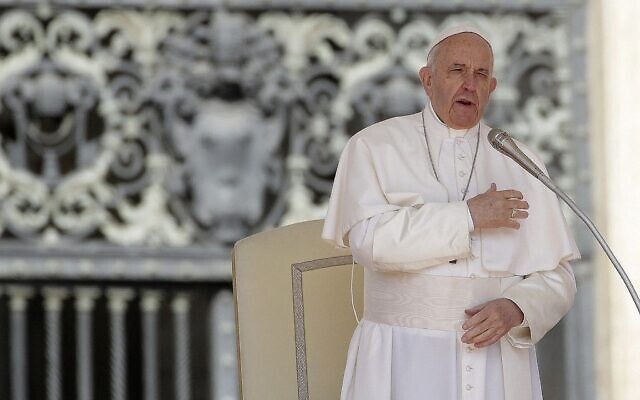 Le pape François fait le signe de croix lors de son audience générale hebdomadaire, sur la place Saint-Pierre, au Vatican, le 8 mai 2019. (Crédit : AP Photo/Alessandra Tarantino)