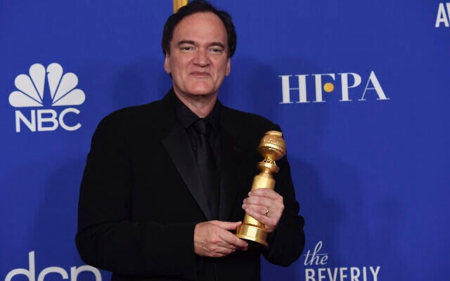 Quentin Tarantino, gagnant du prix du meilleur réalisateur et du meilleur film pour "Once Upon a Time...in Hollywood," pose dans la salle de presse lors de la 77è cérémonie annuelle des Golden Globe Awards au Beverly Hilton Hotel à Beverly Hills, en Californie, le 5 janvier 2020 (Crédit : AP Photo/Chris Pizzello) Quentin Tarantino, gagnant du prix du meilleur réalisateur et du meilleur film pour "Once Upon a Time...in Hollywood," pose dans la salle de presse lors de la 77è cérémonie annuelle des Golden Globe Awards au Beverly Hilton Hotel à Beverly Hills, en Californie, le 5 janvier 2020 (Crédit : AP Photo/Chris Pizzello)