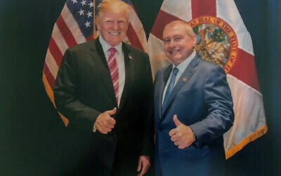 Photo non datée publiée par la commission judiciaire de la Chambre des représentants des États-Unis, provenant de documents fournis par Lev Parnas à la commission dans le cadre de l'enquête sur la destitution du président Donald Trump. Cette image montre une photo de Lev Parnas avec Trump en Floride. Parnas, un proche associé de l'avocat personnel de Trump, Rudy Giuliani, affirme que Trump était directement impliqué dans les efforts visant à faire pression sur l'Ukraine pour qu'elle enquête sur son rival démocrate Joe Biden. Le 16 janvier 2020, Trump a nié à plusieurs reprises qu'il connaissait Parnas, malgré les nombreuses photos qui ont été prises des deux hommes ensemble. (Commission judiciaire de la Chambre des représentants via AP)