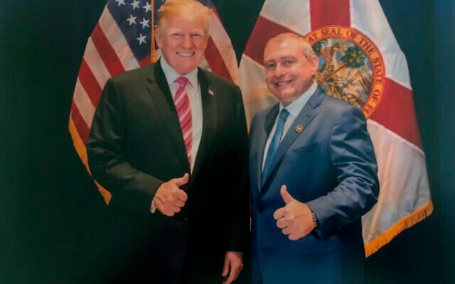 Photo non datée publiée par la commission judiciaire de la Chambre des représentants des États-Unis, provenant de documents fournis par Lev Parnas à la commission dans le cadre de l'enquête sur la destitution du président Donald Trump. Cette image montre une photo de Lev Parnas avec Trump en Floride. Parnas, un proche associé de l'avocat personnel de Trump, Rudy Giuliani, affirme que Trump était directement impliqué dans les efforts visant à faire pression sur l'Ukraine pour qu'elle enquête sur son rival démocrate Joe Biden. Le 16 janvier 2020, Trump a nié à plusieurs reprises qu'il connaissait Parnas, malgré les nombreuses photos qui ont été prises des deux hommes ensemble. (Commission judiciaire de la Chambre des représentants via AP) Photo non datée publiée par la commission judiciaire de la Chambre des représentants des États-Unis, provenant de documents fournis par Lev Parnas à la commission dans le cadre de l'enquête sur la destitution du président Donald Trump. Cette image montre une photo de Lev Parnas avec Trump en Floride. Parnas, un proche associé de l'avocat personnel de Trump, Rudy Giuliani, affirme que Trump était directement impliqué dans les efforts visant à faire pression sur l'Ukraine pour qu'elle enquête sur son rival démocrate Joe Biden. Le 16 janvier 2020, Trump a nié à plusieurs reprises qu'il connaissait Parnas, malgré les nombreuses photos qui ont été prises des deux hommes ensemble. (Commission judiciaire de la Chambre des représentants via AP)