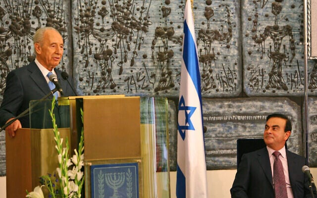 Carlos Ghosn, président de la société française Renault-Nissan, à droite, écoute le discours du président israélien Shimon Peres lors d'une conférence de presse à la résidence du président à Jérusalem, le 21 janvier 2008. (Crédit : AP / Tara Todras-Whitehill) Carlos Ghosn, président de la société française Renault-Nissan, à droite, écoute le discours du président israélien Shimon Peres lors d'une conférence de presse à la résidence du président à Jérusalem, le 21 janvier 2008. (Crédit : AP / Tara Todras-Whitehill)