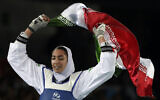 L'Iranienne Kimia Alizadeh est heureuse d'avoir remporté la médaille de bronze dans une compétition de taekwondo féminin de 57 kg aux Jeux olympiques d'été de 2016 à Rio de Janeiro, au Brésil, le 18 août 2016. (AP Photo/Andrew Medichini)
