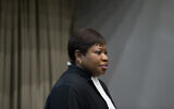 La procureure Fatou Bensouda entre dans la salle d'audience pour le procès de Dominic Ongwen, un commandant supérieur de l'Armée de résistance du Seigneur, dont le chef fugitif Kony est l'un des suspects de crimes de guerre les plus recherchés au monde, à la Cour internationale de La Haye (Pays-Bas), le mardi 6 décembre 2016. (AP Photo/Peter Dejong, Pool)