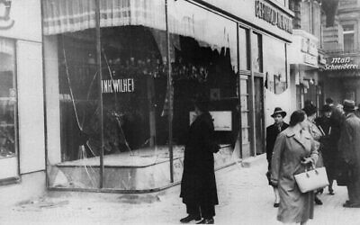 Un homme regarde les décombres d'un magasin juif à Berlin, le 10 novembre 1938, au lendemain de la Nuit de cristal. (Photo AP)