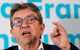 Le leader français d'extrême gauche Jean-Luc Mélenchon s'exprime lors d'une conférence de presse à Paris, le 19 octobre 2018. (Crédit : AP Photo/Michel Euler)