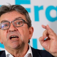 Le leader français d'extrême gauche Jean-Luc Mélenchon s'exprime lors d'une conférence de presse à Paris, le 19 octobre 2018. (Crédit : AP Photo/Michel Euler)