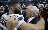 Julian Edelman des New England Patriots, à gauche, embrasse le propriétaire de l'équipe, Robert Kraft, après avoir battu les Rams de Los Angeles au Super Bowl LII, le 3 février 2019 à Atlanta. (Crédit : AP Photo/David J. Phillip)