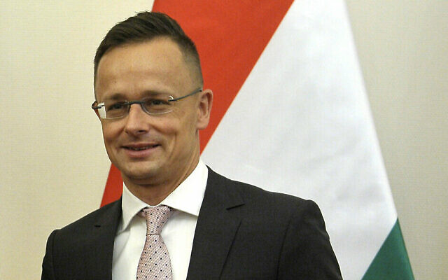 Le ministre hongrois des Affaires étrangères et du commerce Peter Szijjarto dans son bureau de Budapest, en Hongrie, le 14 juin 2019 (Crédit : Attila Kovacs/MTI via AP) Le ministre hongrois des Affaires étrangères et du commerce Peter Szijjarto dans son bureau de Budapest, en Hongrie, le 14 juin 2019 (Crédit : Attila Kovacs/MTI via AP)