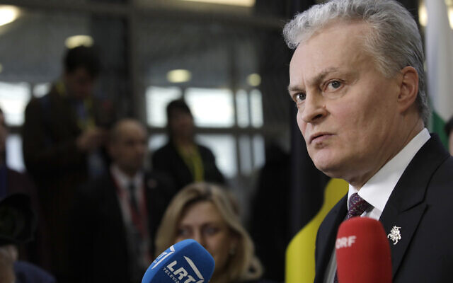 Le président lituanien Gitanas Nauseda s'entretient avec les médias alors qu'il arrive pour un sommet de l'UE à Bruxelles, le jeudi 12 décembre 2019. (Crédit : AP / Olivier Matthys) Le président lituanien Gitanas Nauseda s'entretient avec les médias alors qu'il arrive pour un sommet de l'UE à Bruxelles, le jeudi 12 décembre 2019. (Crédit : AP / Olivier Matthys)