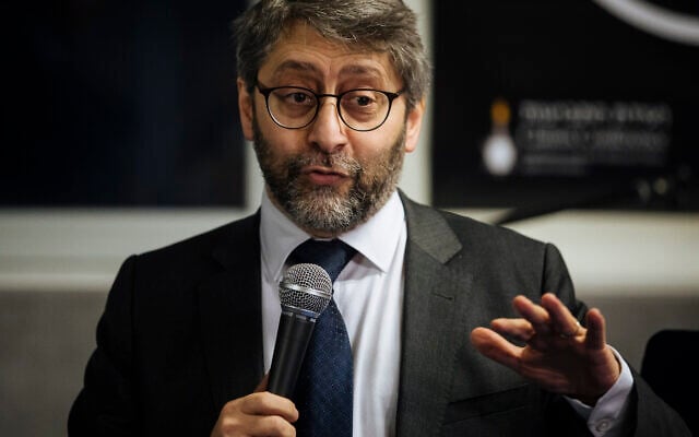Le grand rabbin de France Haim Korsia prononce un discours lors d'un événement appelé "La nuit des survivants" à Paris, le 23 décembre 2019. (Crédit : AP Photo/Kamil Zihnioglu) Le grand rabbin de France Haim Korsia prononce un discours lors d'un événement appelé "La nuit des survivants" à Paris, le 23 décembre 2019. (Crédit : AP Photo/Kamil Zihnioglu)