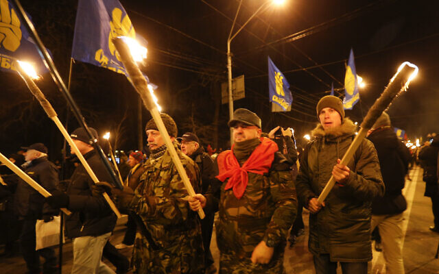 Des militants de divers partis nationalistes avec des torches lors d'un rassemblement à Kiev, en Ukraine, le mercredi 1er janvier 2020, en hommage à Stepan Bandera, qui a collaboré avec les nazis et lutté contre le régime soviétique. (Crédit : AP Photo / Efrem Lukatsky) Des militants de divers partis nationalistes avec des torches lors d'un rassemblement à Kiev, en Ukraine, le mercredi 1er janvier 2020, en hommage à Stepan Bandera, qui a collaboré avec les nazis et lutté contre le régime soviétique. (Crédit : AP Photo / Efrem Lukatsky)