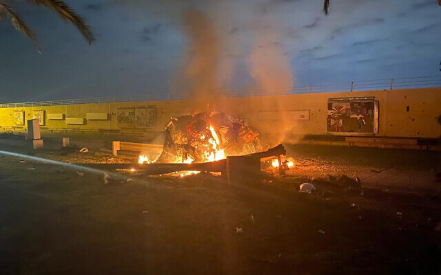 Un véhicule en flammes à l'aéroport international de Bagdad à la suite d'une frappe aérienne, en début de journée, vendredi 3 janvier 2020. (Crédit : service de presse du ministère des Affaires étrangères irakien via AP) Un véhicule en flammes à l'aéroport international de Bagdad à la suite d'une frappe aérienne, en début de journée, vendredi 3 janvier 2020. (Crédit : service de presse du ministère des Affaires étrangères irakien via AP)