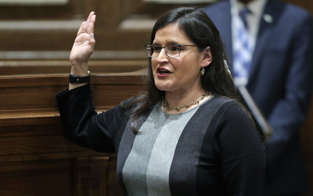 La nouvelle juge de la Cour suprême de Washington, Raquel Montoya-Lewis, a prêté serment, le 6 janvier 2020 à Olympia, dans l'Etat de Washington. (Crédit : AP Photo/Ted S. Warren)