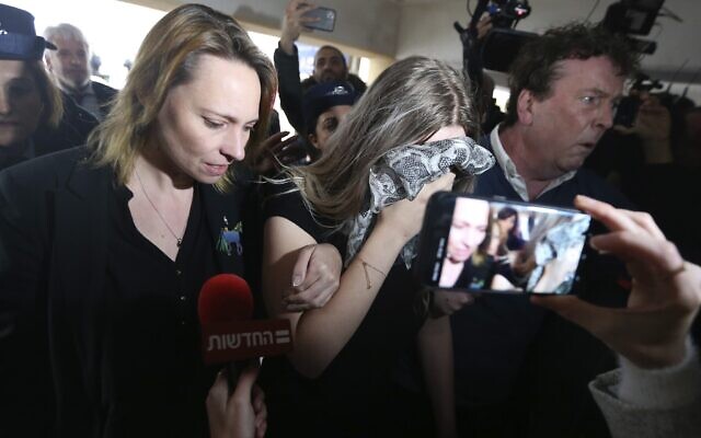 Une femme britannique de 19 ans, au centre, reconnue coupable d'avoir inventé des allégations selon lesquelles elle aurait été violée par 12 Israéliens arrive au tribunal de district de Famagouste pour y être condamnée le 7 janvier 2020 (Crédit : AP Photo/Petros Karadjias) Une femme britannique de 19 ans, au centre, reconnue coupable d'avoir inventé des allégations selon lesquelles elle aurait été violée par 12 Israéliens arrive au tribunal de district de Famagouste pour y être condamnée le 7 janvier 2020 (Crédit : AP Photo/Petros Karadjias)