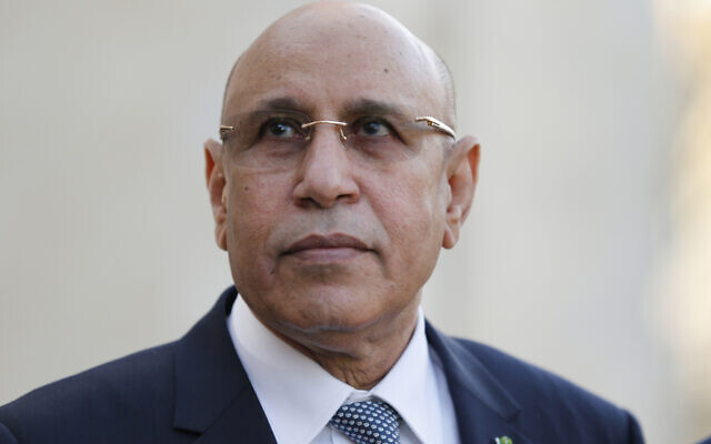 Le président de la Mauritanie, Mohamed Ould Cheikh El Ghazouani, arrive au sommet du G5 sur le Sahel à Pau, dans le sud-ouest de la France, le 13 janvier 2020. (Crédit : Regis Duvignau/Pool Photo via AP)