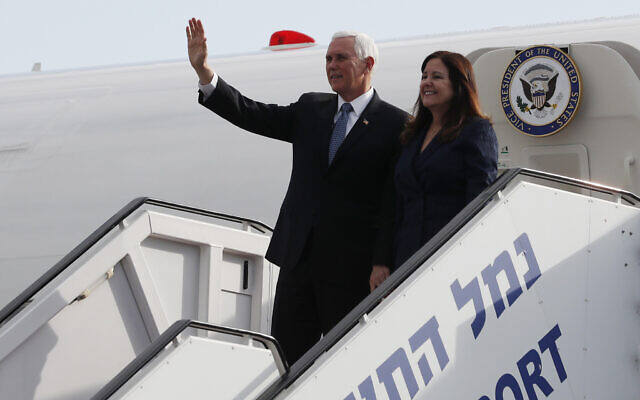 Le vice-président américain Mike Pence et son épouse Karen Pence arrivent en Israël pour le 5e Forum mondial de la Shoah, le 23 janvier 2020. (Crédit : Ammar Awad/Pool Photo via AP) Le vice-président américain Mike Pence et son épouse Karen Pence arrivent en Israël pour le 5e Forum mondial de la Shoah, le 23 janvier 2020. (Crédit : Ammar Awad/Pool Photo via AP)