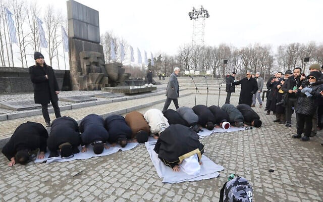 Une délégation de responsables religieux musulmans prient à l'occasion de leur visite du camp d'Auschwitz, que les organisateurs ont décrite comme "la délégation musulmane de plus haut rang" à visiter l'ancien camp de la mort nazi, à Oswiecim, en Pologne le 23 janvier 2020 Une délégation de responsables religieux musulmans prient à l'occasion de leur visite du camp d'Auschwitz, que les organisateurs ont décrite comme "la délégation musulmane de plus haut rang" à visiter l'ancien camp de la mort nazi, à Oswiecim, en Pologne le 23 janvier 2020