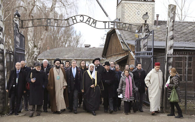 Une délégation de responsables religieux musulmans à l'entrée du camp d'Auschwitz, accompagnée d'une organisation juive, lors de ce que les organisateurs ont décrit comme "la délégation musulmane de plus haut rang" à visiter l'ancien camp de la mort nazi, à Oswiecim, en Pologne le 23 janvier 2020. (American Jewish Committee via AP) Une délégation de responsables religieux musulmans à l'entrée du camp d'Auschwitz, accompagnée d'une organisation juive, lors de ce que les organisateurs ont décrit comme "la délégation musulmane de plus haut rang" à visiter l'ancien camp de la mort nazi, à Oswiecim, en Pologne le 23 janvier 2020. (American Jewish Committee via AP)
