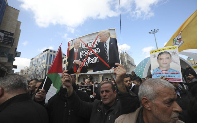 Des Palestiniens manifestent contre le plan de paix de l'administration américaine présenté par Donald Trump, à Hébron, le 30 janvier 2020. (Crédit : AP Photo/Mahmoud Illean) Des Palestiniens manifestent contre le plan de paix de l'administration américaine présenté par Donald Trump, à Hébron, le 30 janvier 2020. (Crédit : AP Photo/Mahmoud Illean)