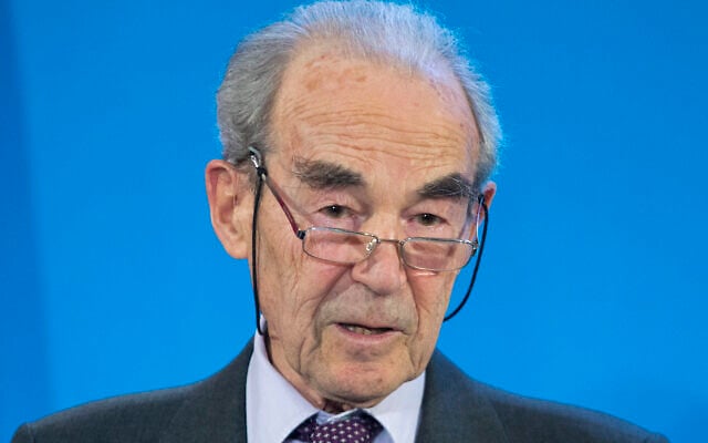 Robert Badinter à l'Hôtel Matignon, à Paris, en janvier 2016. (Crédit : AP/Jacques Brinon)