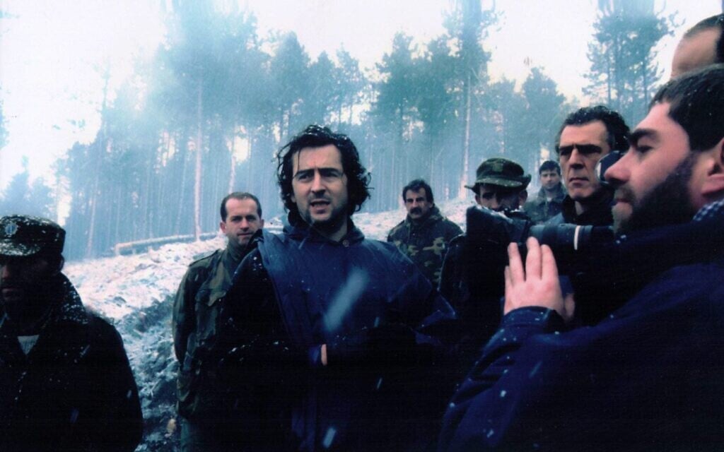 Bernard-Henri Lévy dans son film "Bosna !" de 1994. (Avec l'aimable autorisation de Cohen Media Group)