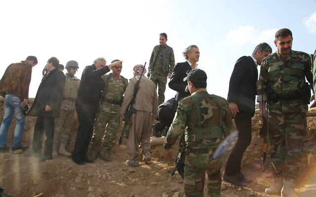Bernard-Henri Lévy dans son film "Peshmerga". (Avec l'aimable autorisation de Cohen Media Group)