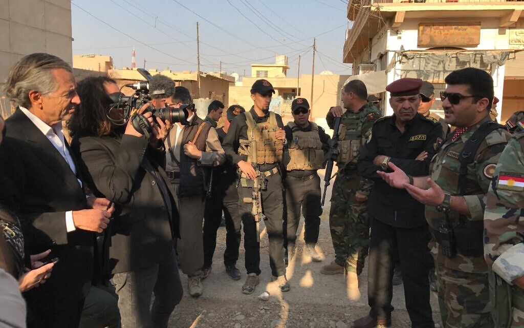 Bernard-Henri Lévy dans son film "La Bataille de Mossoul". (Avec l'aimable autorisation de Cohen Media Group)