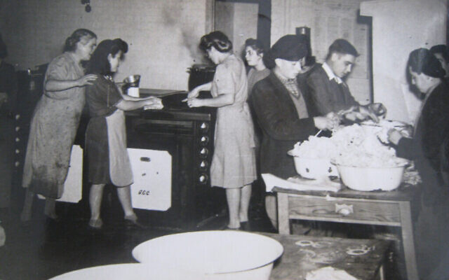 Enfants dans la cuisine du Calgarth Estate, vers 1946. (Lake District Holocaust Project)