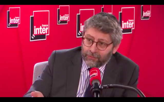 Haïm Korsia, grand rabbin de France, au micro de France Inter. (Crédit : France Inter)