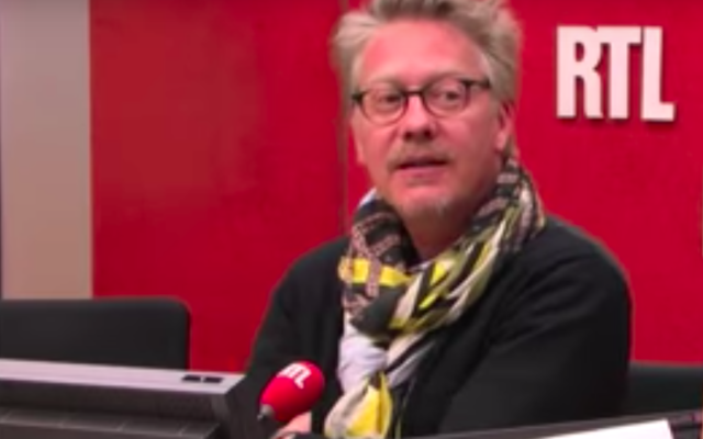 Le journaliste et critique gastronomique français Sébastien Demorand, à l’antenne de RTL, en 2013. (Crédit : capture d’écran RTL / YouTube)