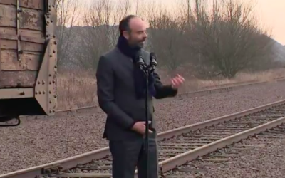 Edouard Philippe prononce un discours depuis le camp d'Auscwitz, le 27 janvier 2020 (Crédit : capture d'écran Twitter)