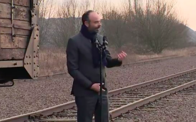 Edouard Philippe prononce un discours depuis le camp d'Auscwitz, le 27 janvier 2020 (Crédit : capture d'écran Twitter)
