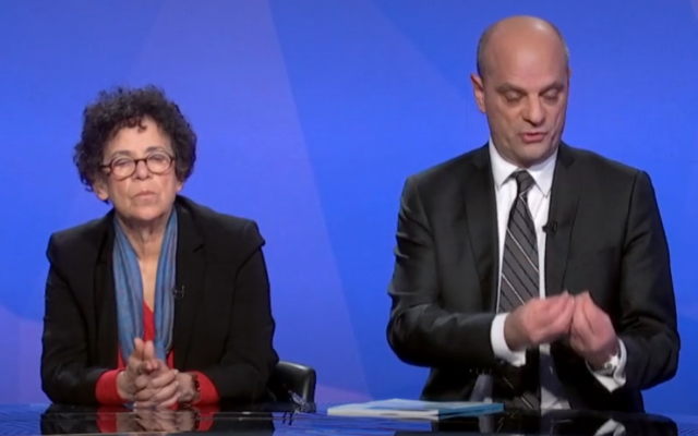 L’historienne spécialiste de la Shoah Annette Wieviorka et le ministre de l'Education nationale Jean-Michel Blanquer, sur le plateau de France 2, le 28 janvier 2020, pour le débat « Peut-on en finir avec l'antisémitisme ? ». (Crédit : Capture d’écran France TV)