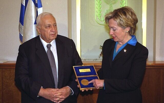 La sénatrice Hillary Clinton rencontre le Premier ministre Ariel Sharon à Jérusalem, en 2002. (Avi Ohayun/GPO)