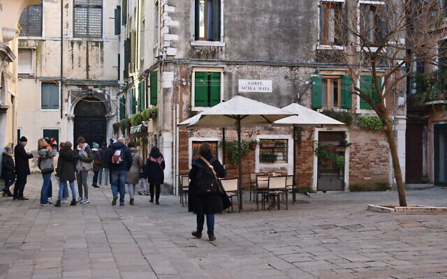 Le Campo del Ghetto Nuovo, le quartier juif de Venise, le 28 décembre 2019. (Crédit : Giovanni Vigna/ Times of Israel)