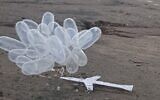 L'objet suspect ressemblant à une maquette d'avion trouvé attaché à un groupe de ballons dans une zone ouverte de la zone industrielle de Neot Hovav, dans le sud d'Israël, le 21 janvier 2020. (Capture Twitter)