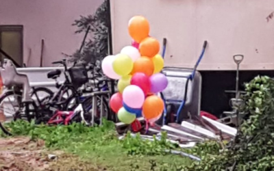Un dispositif incendiaire attaché à des ballons, dans la région de Sdot Negev le 22 janvier 2020. (Crédit : police israélienne)