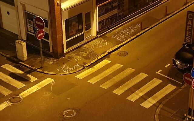 Des graffitis en référence aux nazis découverts sur la permanence de Guillaume Rouger, candidat LREM à Evreux pour les prochaines élections municipales. (Crédit : Guillaume Rouger / Twitter) Des graffitis en référence aux nazis découverts sur la permanence de Guillaume Rouger, candidat LREM à Evreux pour les prochaines élections municipales. (Crédit : Guillaume Rouger / Twitter)