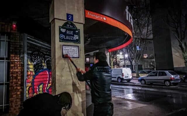 Des colleurs d’affiches de l’UEJF, le 27 janvier 2020, dans une action en hommage aux enfants juifs parisiens victimes de la Shoah. (Crédit : Twitter / UEJF)