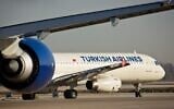 Un vol de la Turkish Airlines, sur la piste d'atterrissage de l'aéroport international Ben Gurion, le 26 février 2015. (Crédit : Moshe Shaï/FLASH90)