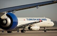 Un vol de la Turkish Airlines, sur la piste d'atterrissage de l'aéroport international Ben Gurion, le 26 février 2015. (Crédit : Moshe Shaï/FLASH90)