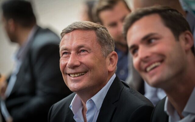 Nochi Dankner (au centre), ancien président du groupe Israel Discount Bank, vu à la Cour suprême de Jérusalem le 23 avril 2018, alors qu'il arrive pour son appel de sa condamnation pour fraude boursière. (Yonatan Sindel/Flash90) Nochi Dankner (au centre), ancien président du groupe Israel Discount Bank, vu à la Cour suprême de Jérusalem le 23 avril 2018, alors qu'il arrive pour son appel de sa condamnation pour fraude boursière. (Yonatan Sindel/Flash90)