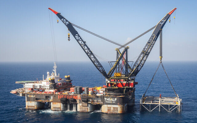 Vue de la plate-forme d'extraction du champ gazier israélien Leviathan près de la ville de Césarée, le 31 janvier 2019. (Marc Israel Sellem/POOL)