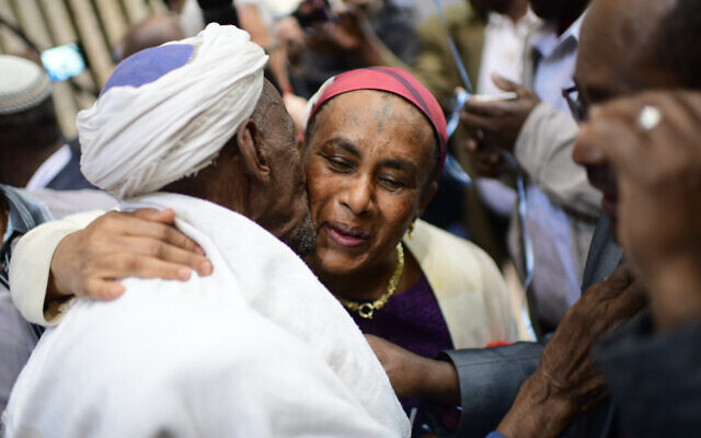 Des membres de la communauté Falash Mura retrouvent leurs familles à l'aéroport Ben Gurion, près de Tel Aviv, le 4 février 2019. (Tomer Neuberg/Flash90) Des membres de la communauté Falash Mura retrouvent leurs familles à l'aéroport Ben Gurion, près de Tel Aviv, le 4 février 2019. (Tomer Neuberg/Flash90)