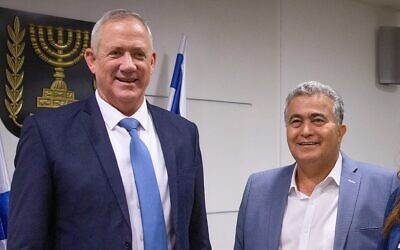 Le chef de l'alliance Parti travailliste / Gesher Amir Peretz (à droite) et le dirigeant de Kakhol lavan, Benny Gantz (à gauche) se rencontrent à Jérusalem, le 28 octobre 2019. (Yonatan Sindel/Flash90)